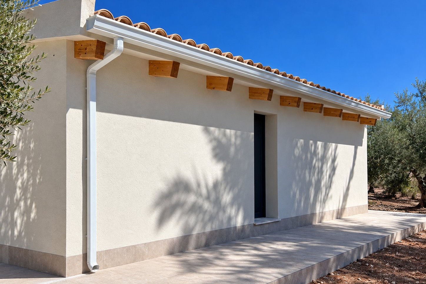 Canalón de aluminio blanco en casa de campo