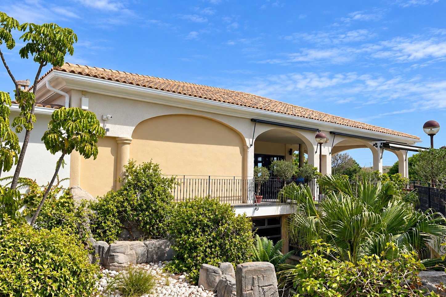 Canalón de aluminio en villa con tejado de teja
